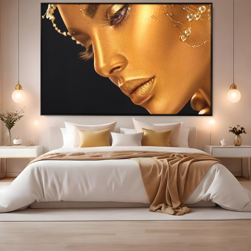 Tablou canvas cu tablou canvas cu femeie in nuante aurii, in rama de aluminiu negru, pe perete intr-un dormitor
